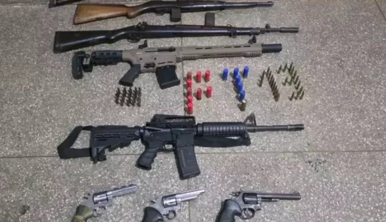 Polícia apreende fuzis durante abordagem a família