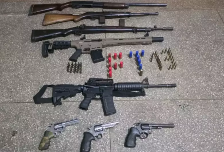 Polícia apreende fuzis durante abordagem a família