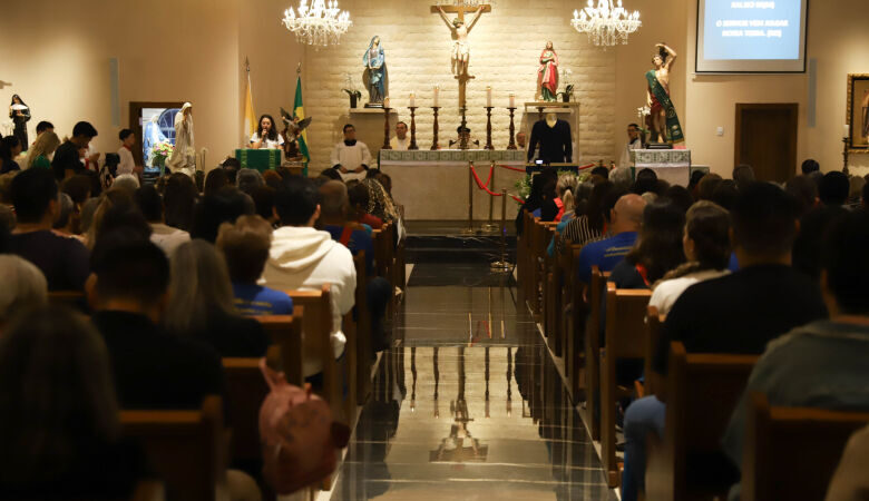 Pulôver azul de Carlo Acutis emociona fiéis em MS e abre semana da canonização