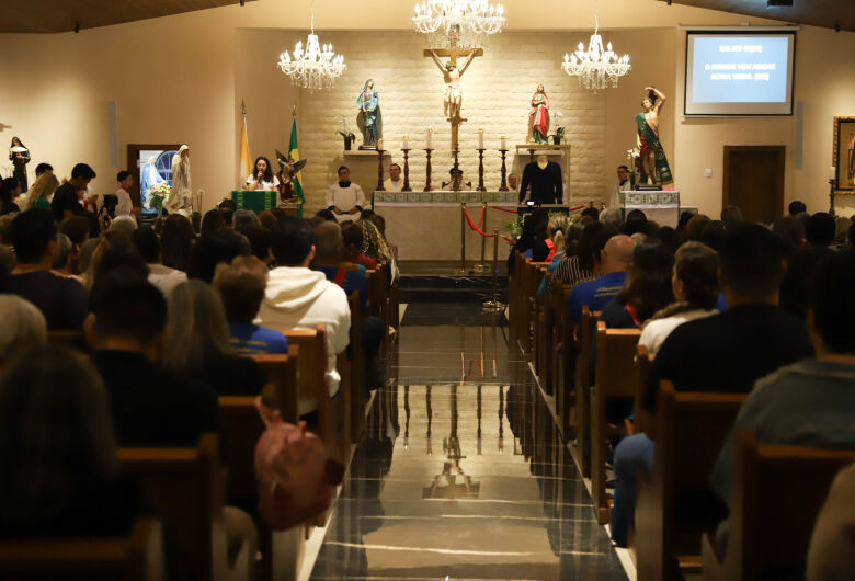 Pulôver azul de Carlo Acutis emociona fiéis em MS e abre semana da canonização