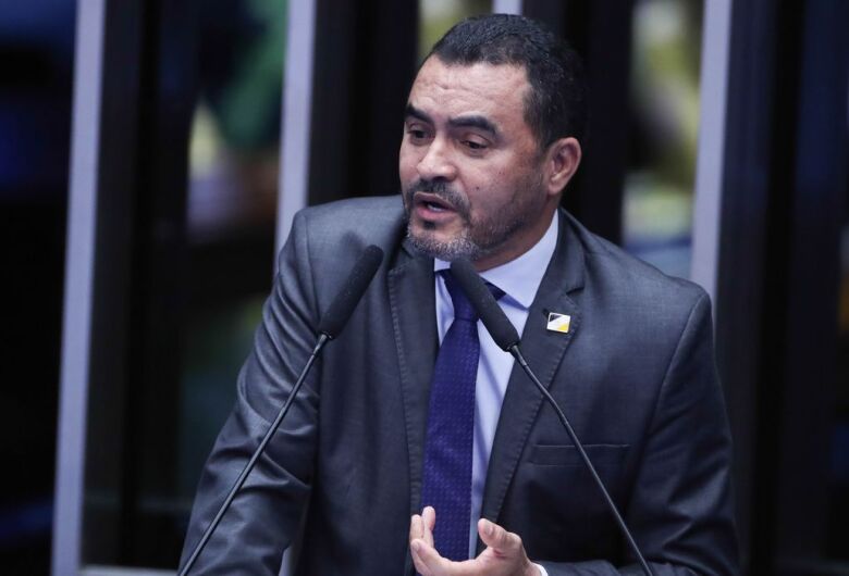 Alvo de investigação, governador do Tocantins é afastado do cargo