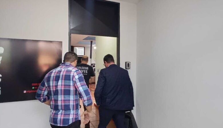 Advogado acusado de tentar matar artista de rua é transferido para presídio militar