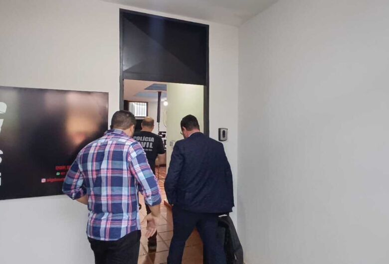 Advogado acusado de tentar matar artista de rua é transferido para presídio militar