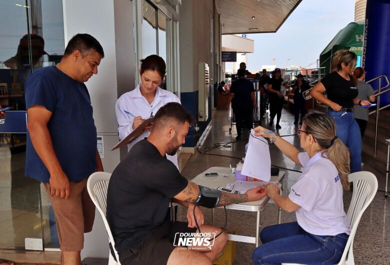 Caminhoneiros recebem atendimentos de saúde em ação especial