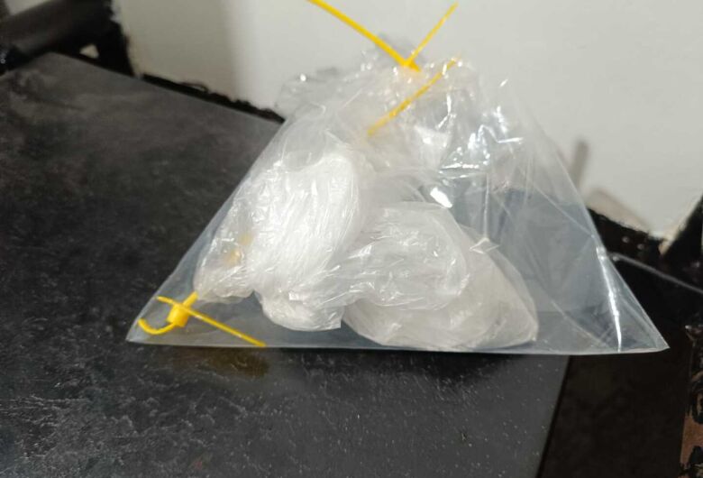 Preso do semiaberto é flagrado com cocaína e faz ameaça de morte a policiais