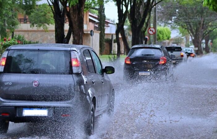 Semana começa com chuvas intensas e três alertas do Inmet em Dourados