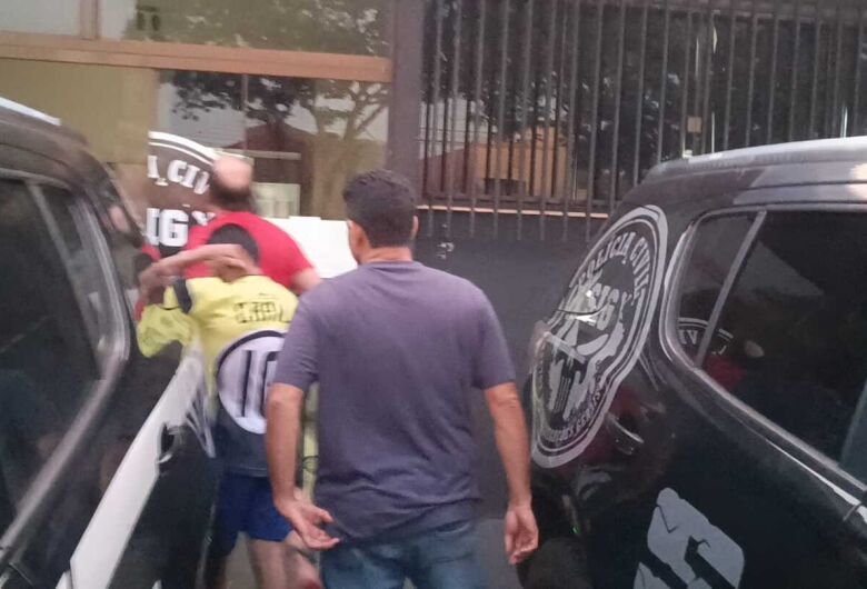 Dupla é presa em Dourados após praticar assaltos se passando por policiais civis