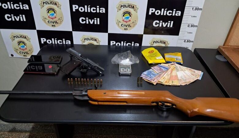 Polícia prende homem e apreende armas, drogas e contrabando em operação