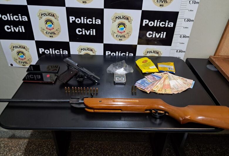 Polícia prende homem e apreende armas, drogas e contrabando em operação