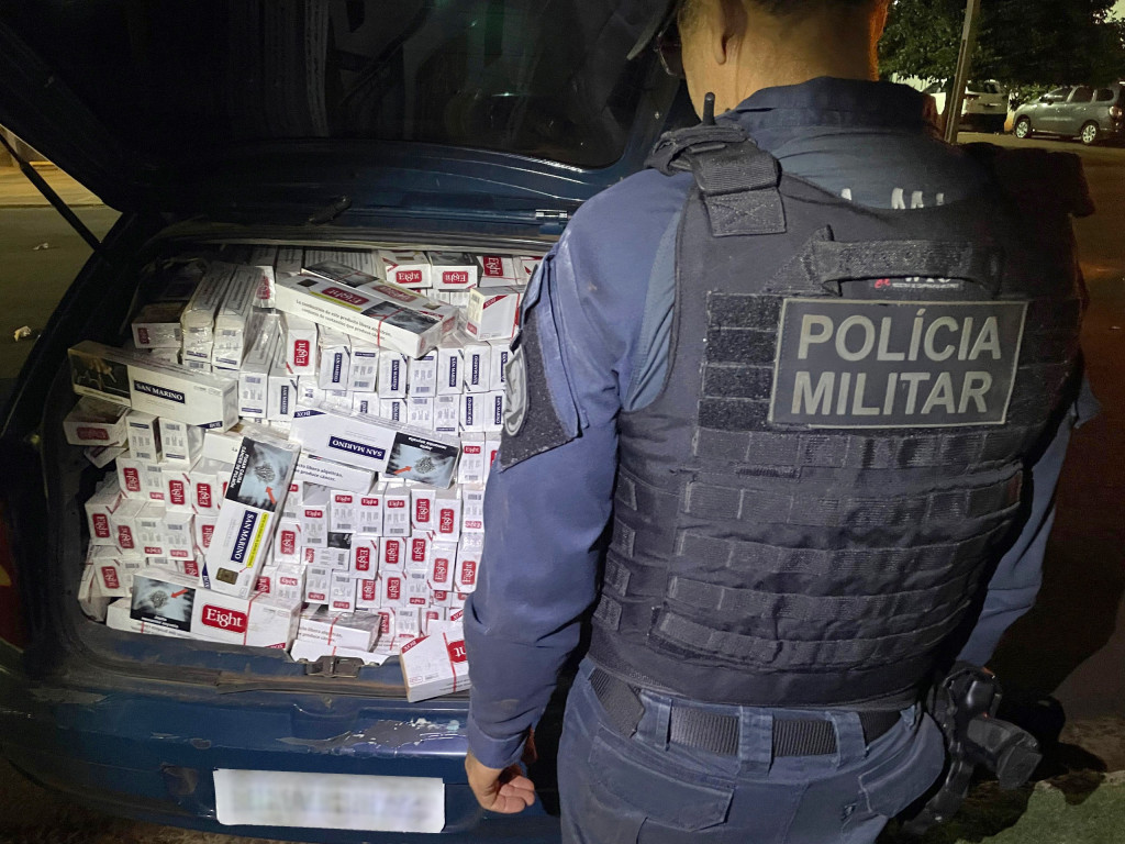 Jovem capota carro com 800 pacotes de cigarros paraguaios e acaba preso pela PM na BR-163