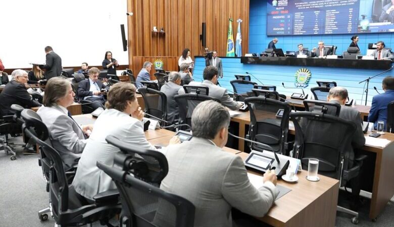 Programa de recuperação de empresas e outras 12 propostas serão votadas hoje na Assembleia