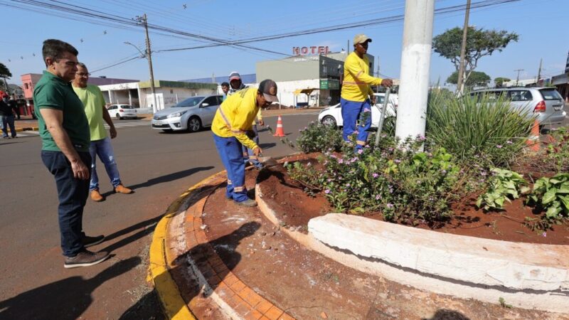 Prefeitura recupera floreiras nos canteiros centrais e valoriza espaço urbano da cidade