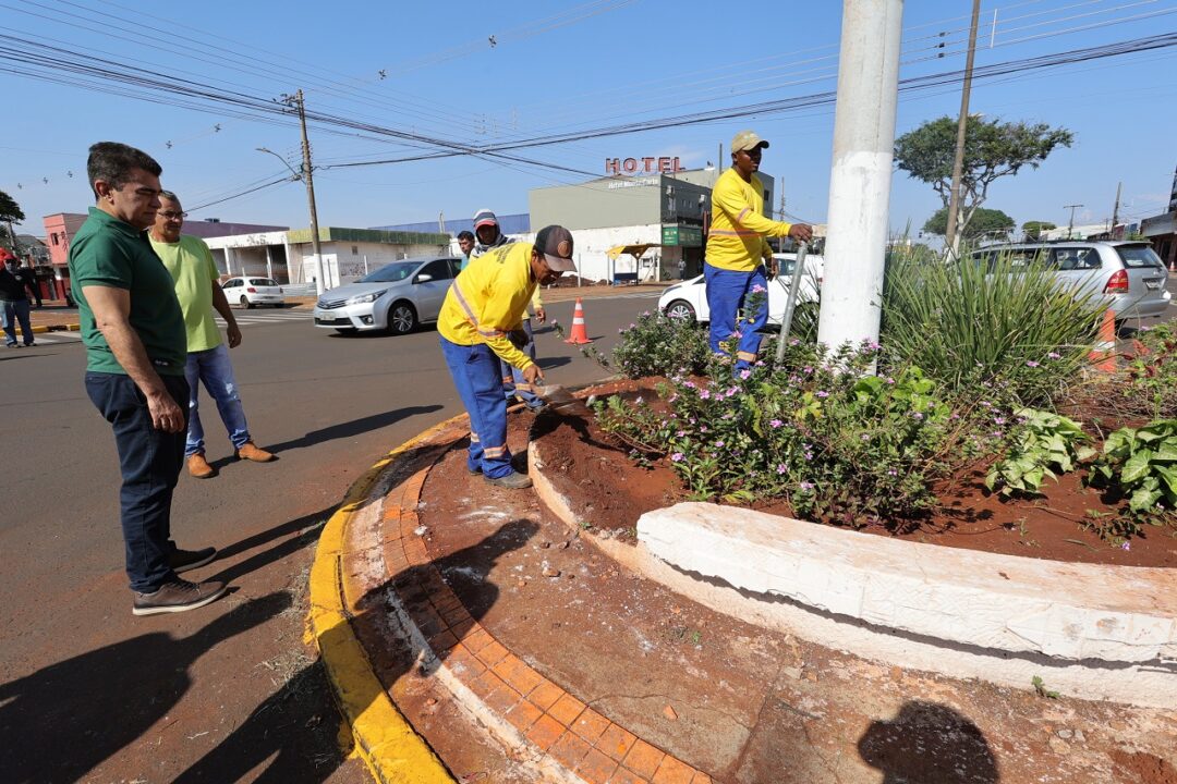 Prefeitura recupera floreiras nos canteiros centrais e valoriza espaço urbano da cidade