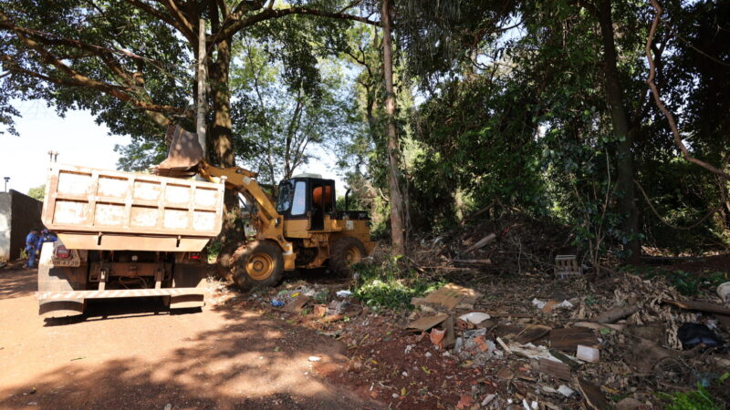 Prefeitura realiza limpeza em área de preservação no Bairro Estrela Porã