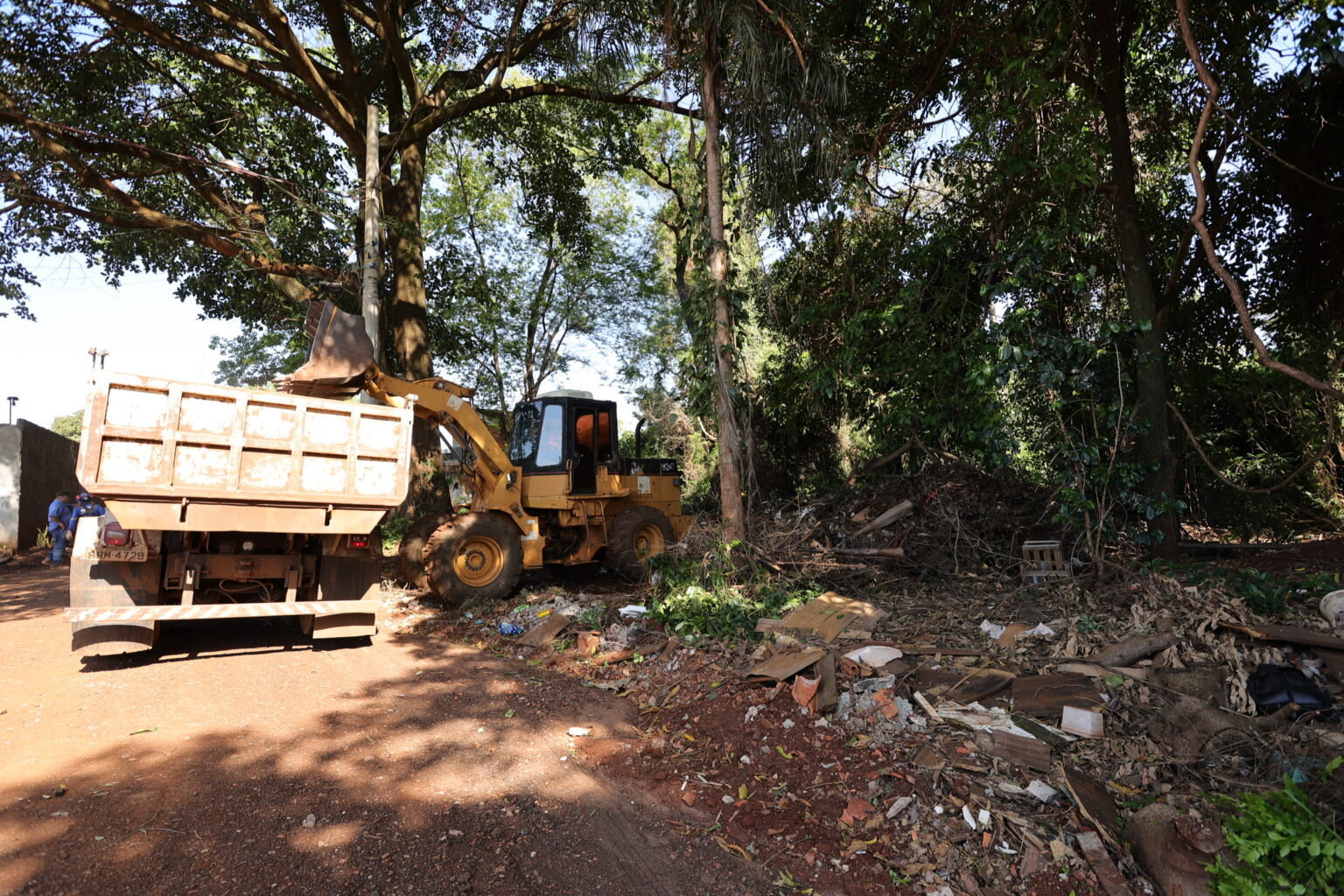 Prefeitura realiza limpeza em área de preservação no Bairro Estrela Porã