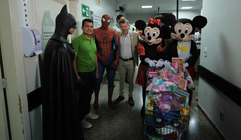 Ação voluntária leva brinquedos para crianças internadas no Hospital Universitário