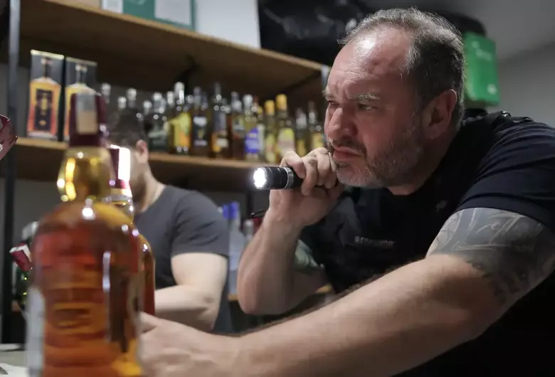 Vigilância Sanitária do Rio fecha bar por venda de bebida sem registro