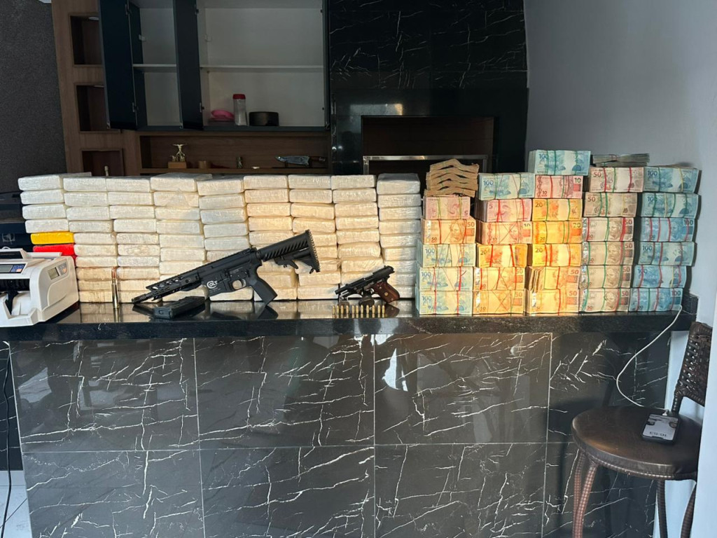 Integrante do PCC é preso na fronteira com cocaína, armas e R$ 1,7 milhão em espécie