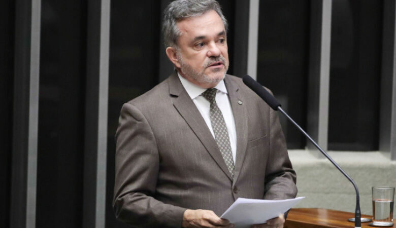 Deputado passa por cirurgia após descoberta de câncer 