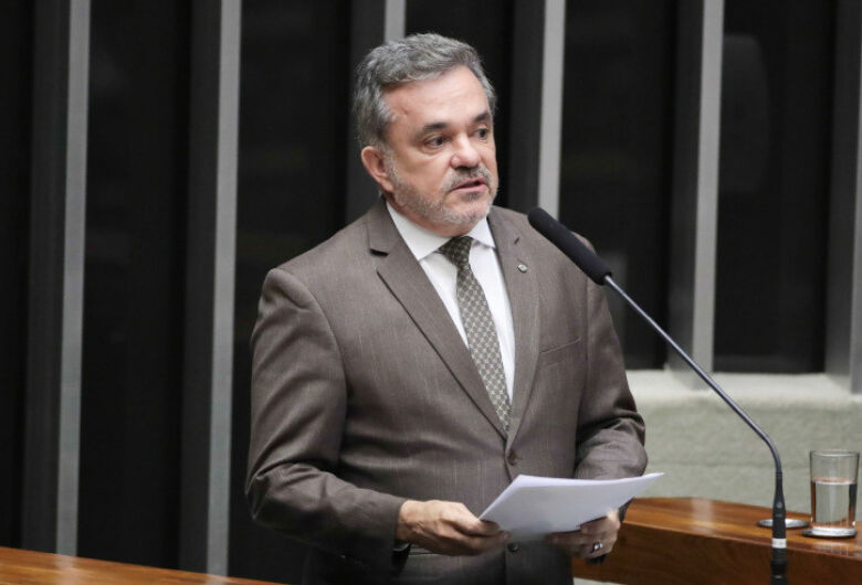 Deputado passa por cirurgia após descoberta de câncer 