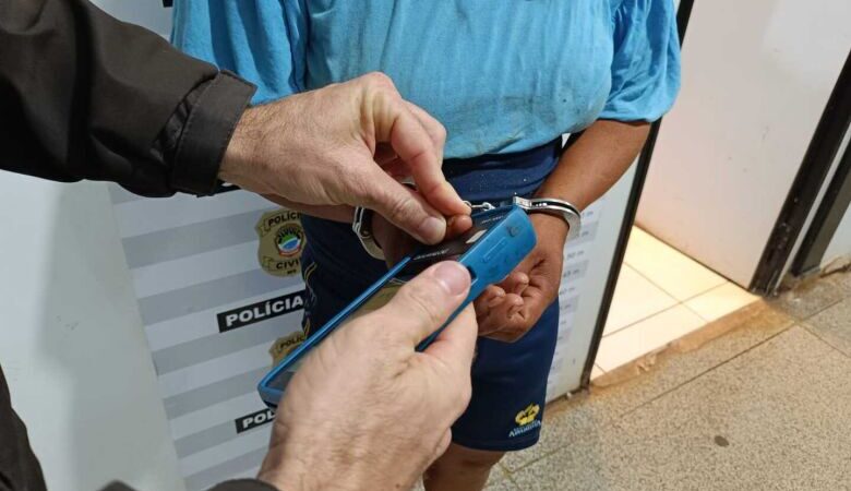 Mulher é presa por maus-tratos após ser encontrada embriagada com duas crianças