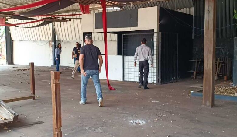 Homem é encontrado morto em comércio desativado