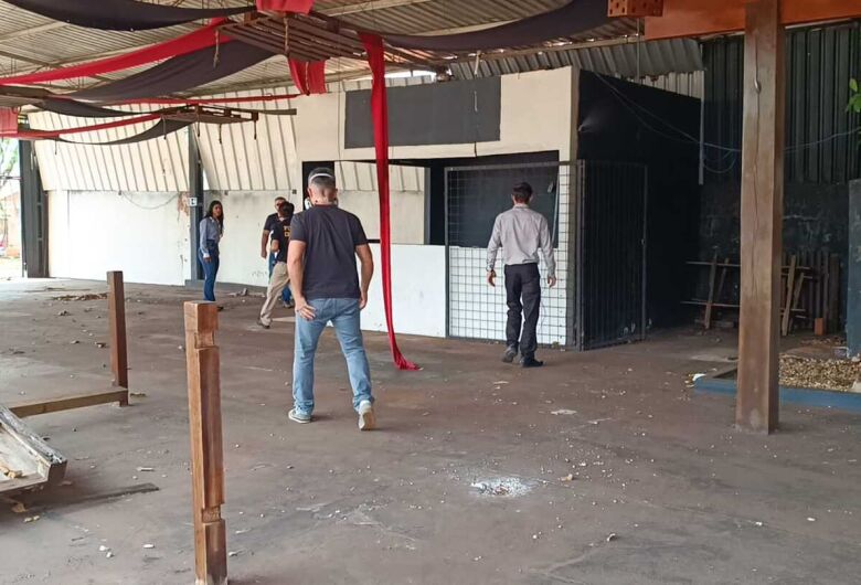 Homem é encontrado morto em comércio desativado