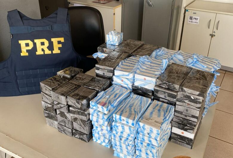 Carro de luxo é apreendido em Dourados com mais de R$ 1,7 milhão em iPhones 