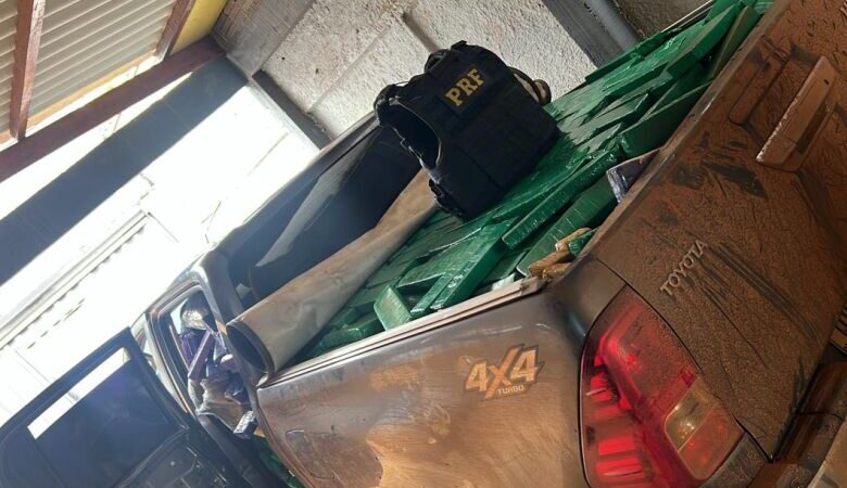 Motorista foge e abandona caminhonete com 2t de drogas