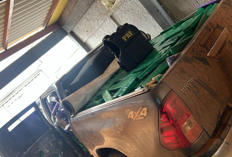 Motorista foge e abandona caminhonete com 2t de drogas