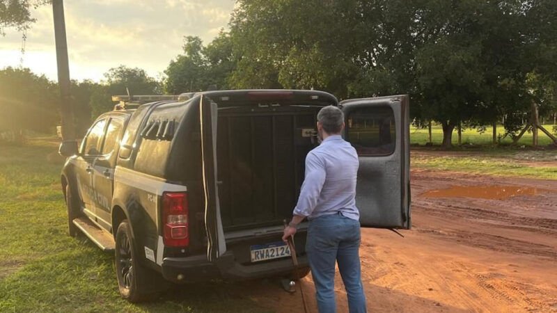 Homem é preso pelo SIG após agredir a mãe com foice e chutes em aldeia