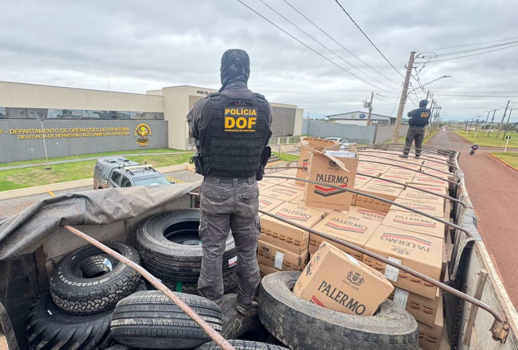 Carreteiro de 47 anos é preso com cigarros e pneus avaliados em R$ 1 milhão