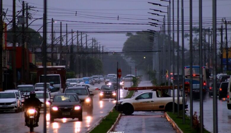 Chuva ultrapassa 55 milímetros em menos de 3h e alertas seguem ativos em Dourados