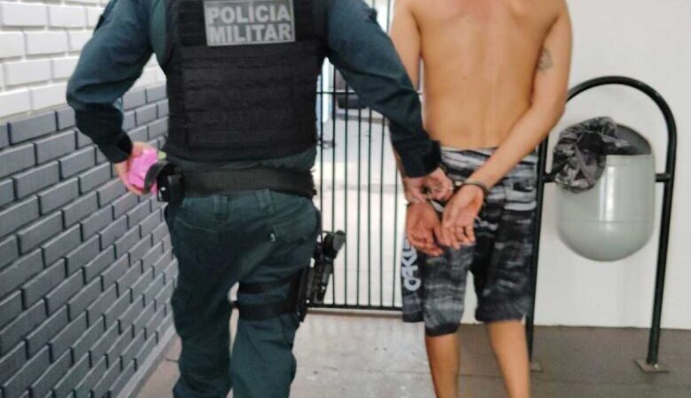 Mulher denuncia companheiro após agressão e polícia descobre drogas no carro