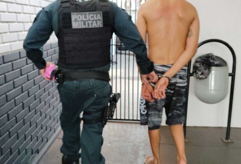 Mulher denuncia companheiro após agressão e polícia descobre drogas no carro