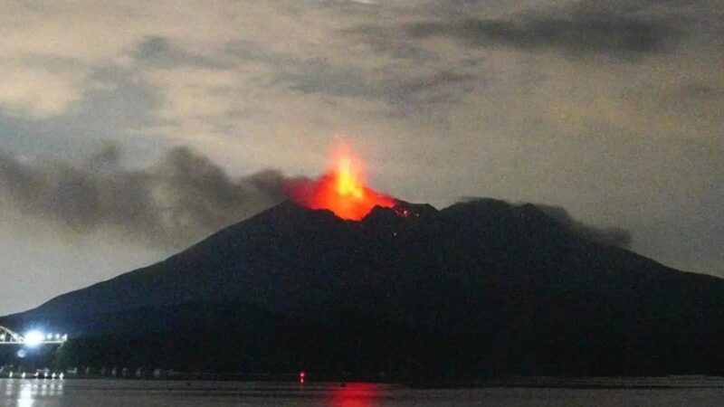 Japão tem voos cancelados após vulcão sofrer série de erupções na madrugada deste domingo