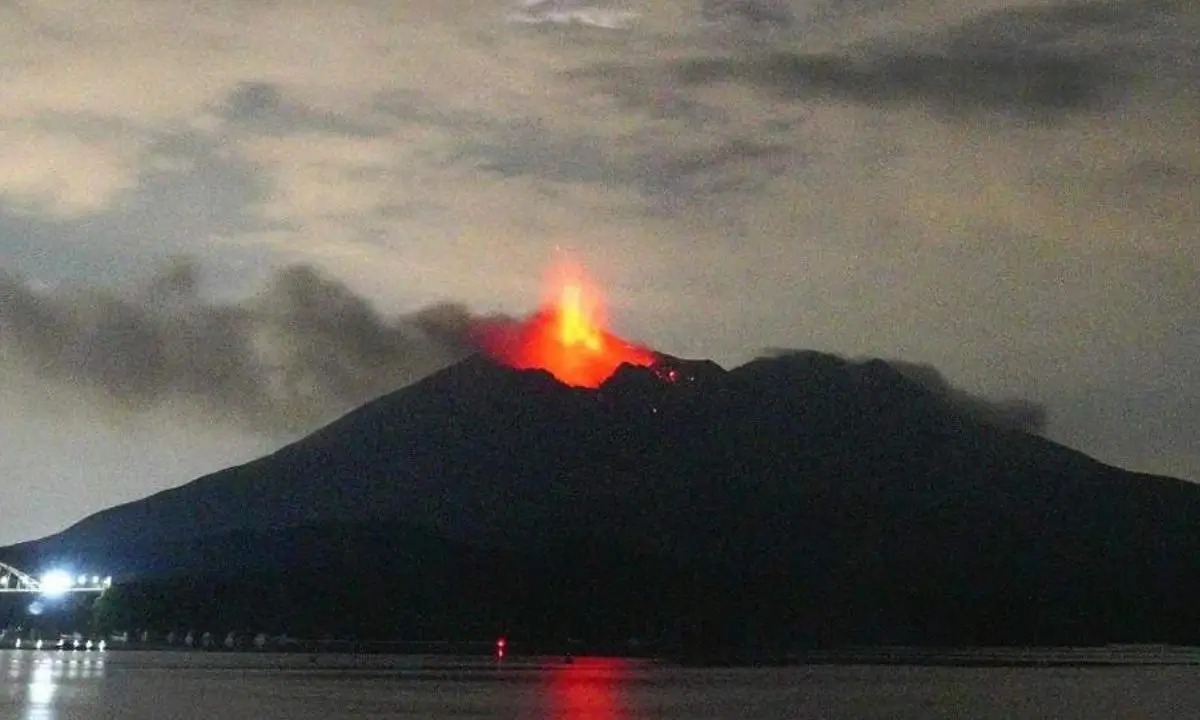 Japão tem voos cancelados após vulcão sofrer série de erupções na madrugada deste domingo
