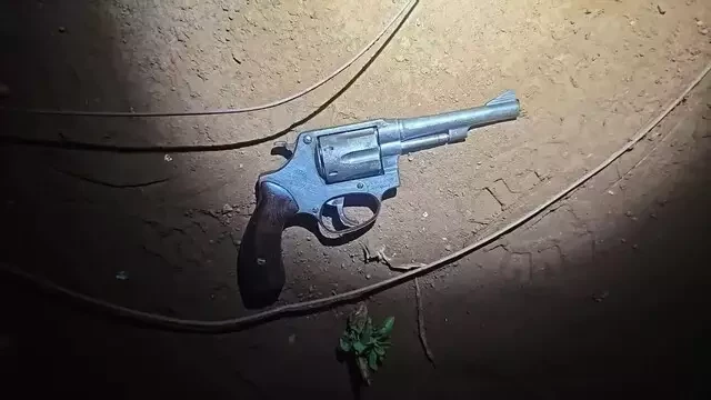 Adolescente de 17 anos, procurado da Justiça, morre ao apontar arma para militares