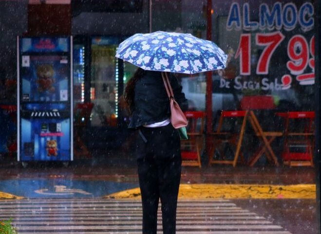 Chuva ultrapassa 40mm e alerta de tempestade permanece até terça