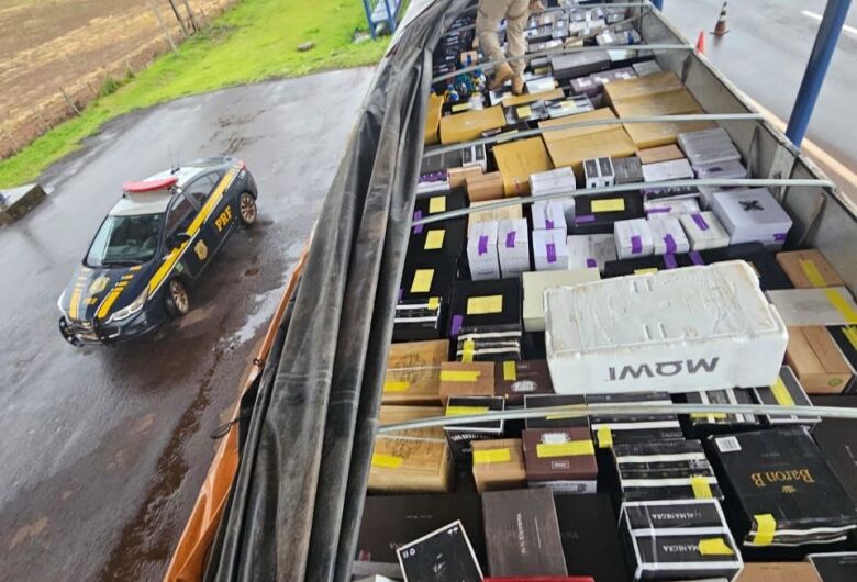 Motorista é preso transportando 300 caixas de vinhos contrabandeados