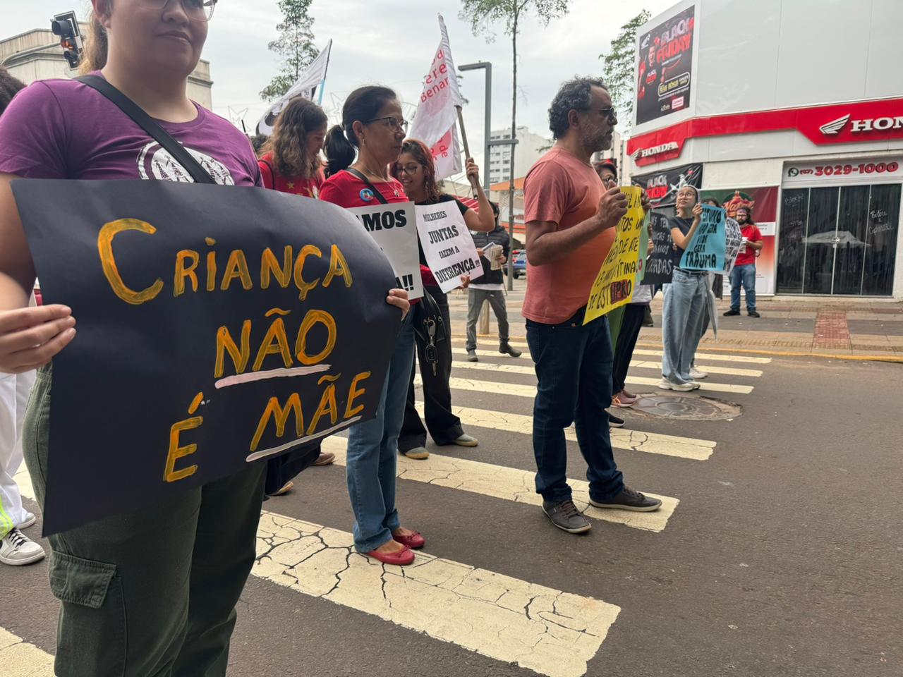 Movimentos protestam na Afonso Pena contra lei que proíbe aborto a crianças vítimas de estupro