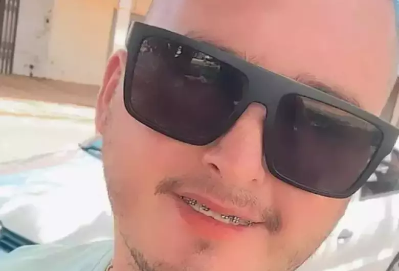 Homem de 26 anos é assassinado no interior de residência