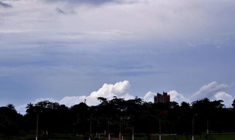Em meio a alertas, Dourados deve ter fim de semana chuvoso
