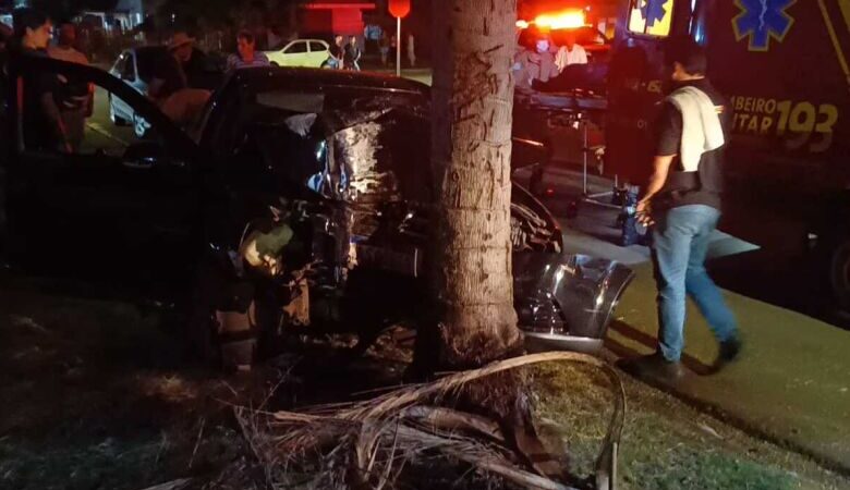 Motorista fica ferido após bater carro contra coqueiro em Dourados