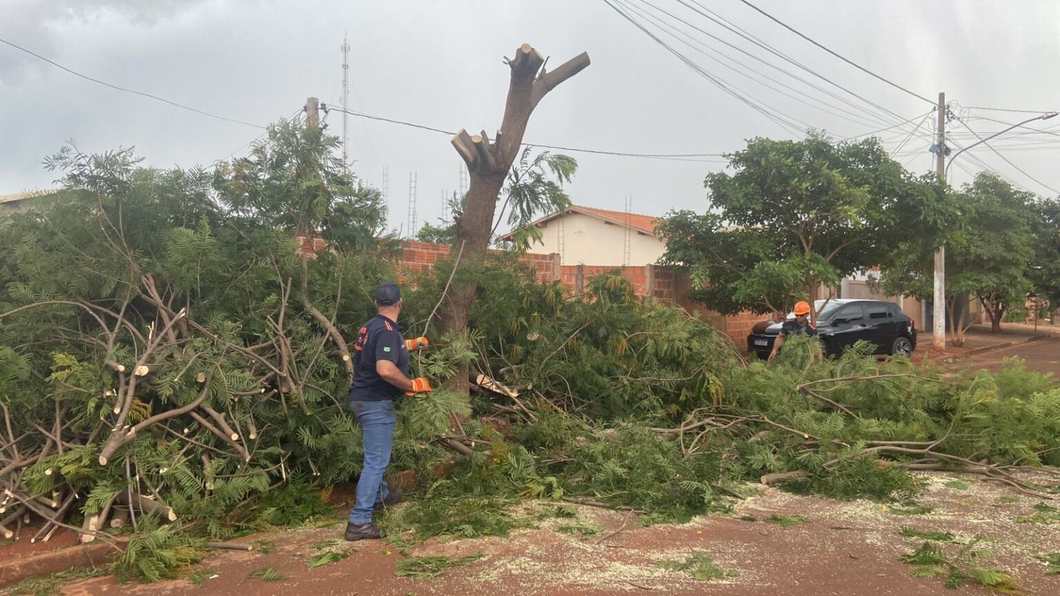 Prefeitura e Defesa Civil atuam para reduzir impactos do temporal em Dourados