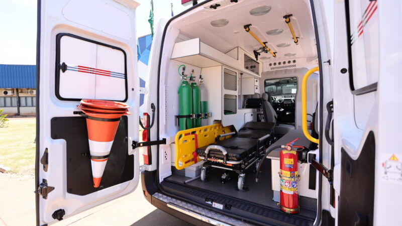 Prefeitura entrega nova ambulância para atender população douradense