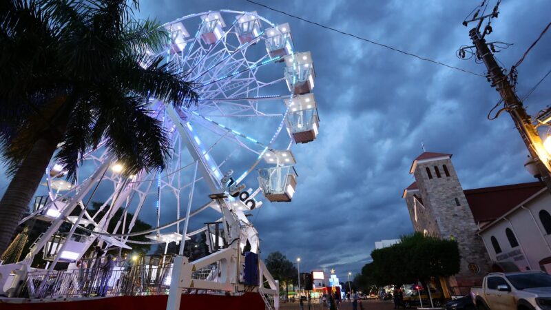 Natal Encantado ganha roda gigante de 26 metros e famílias aprovam a atração