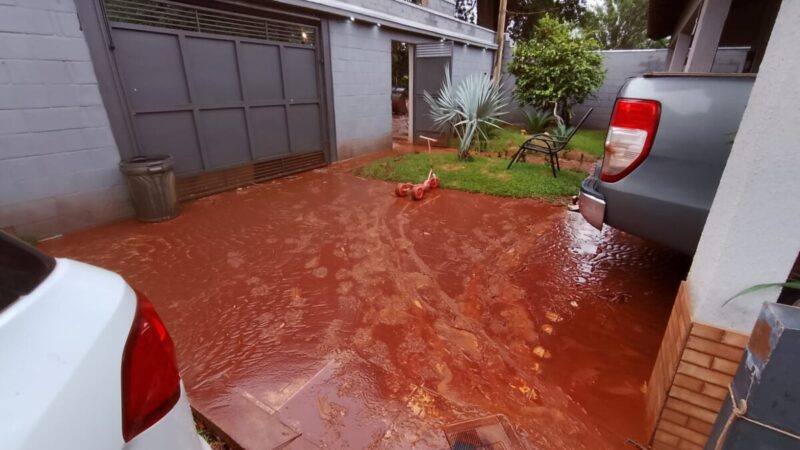 Defesa Civil age após enxurrada invadir residências construídas abaixo do nível da rua