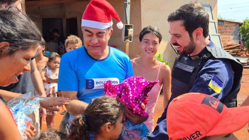 Guarda Municipal e prefeito entregam brinquedos da campanha “Sorrisos de Natal”