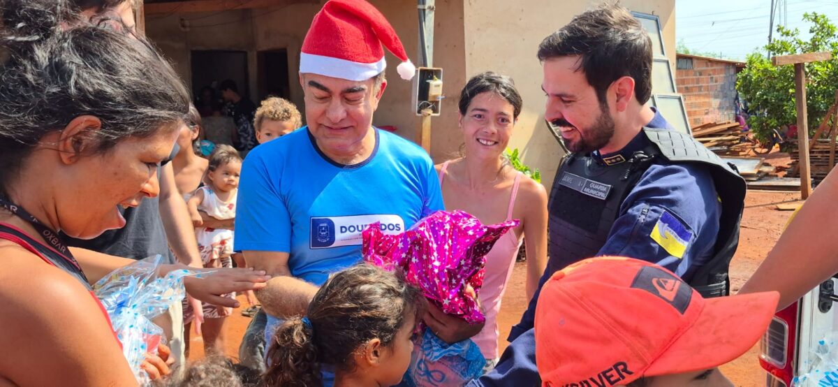 Guarda Municipal e prefeito entregam brinquedos da campanha “Sorrisos de Natal”